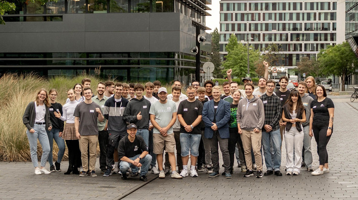 Azubi-Start bei Deutsche Windtechnik in Bremen im September 2025 mit 33 neuen Lehrlingen. 31 davon erlernen und trainieren den Beruf des Mechatronikers.