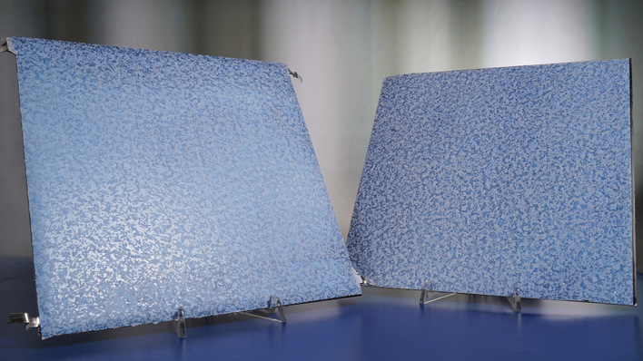 Mit Dekorfolie kaschierte, frei kombinierbare Fassadenelemente – links ein Solarmodul, rechts ein Blechfassadenelement ohne Stromerzeugung.