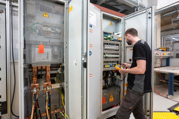 An diesem Batteriesimulator im Testlabor für Leistungselektronik haben die Forscher die netzbildenden Eigenschaften der Wechselrichter geprüft