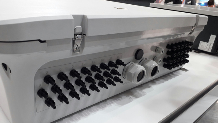 Viele Anschlüsse: Damit die Handwerker die Anlage perfekt mit dem Wechselrichter verkabeln können, trainieren sie in Oberschleißheim die Installation und Inbetriebnahme der Geräte.