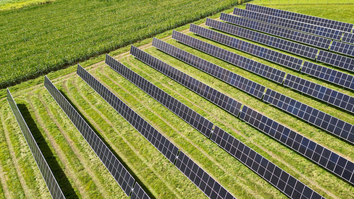 Der Strom aus der Trackeranlage wird mit effizienten Wechselrichtern von Kostal fürs Netz aufbereitet.