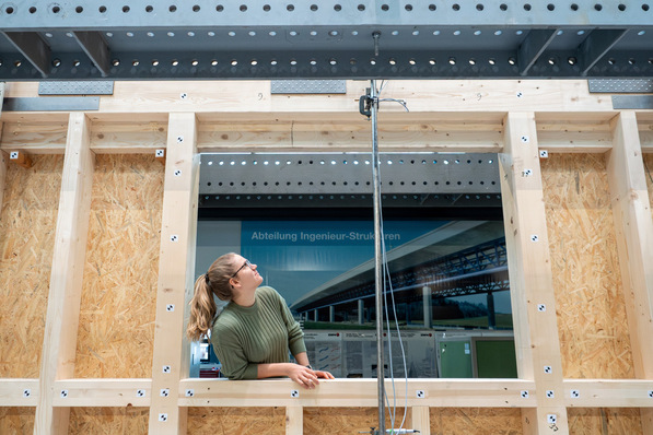 Empa-Forscherin Nadja Manser untersucht die horizontale Traglast von Wänden in Holzrahmenbauweise, die Fensteröffnungen enthalten.