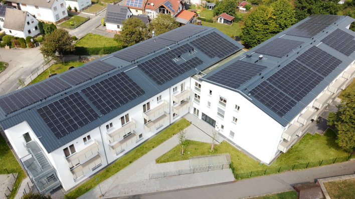 Mit dem Solarstrom vom Dach können die Mieter des Seniorenheims ihre Energiekosten erheblich senken.