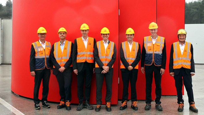 Erfolgreiche Vertragsunterzeichnung zwischen der Nordex-Gruppe und Max Bögl (von links Stefan Braun, kaufmännischer Leiter Max Bögl, Ilya Hartmann, CFO Nordex, Michael Bögl, Vorstand Max Bögl, Wim Geldhof, Chief Procurement Officer von Nordex, José Luis Blanco Diéguez, CEO Nordex, Stefan Bögl, Vorstandsvorsitzender Max Bögl, Josef Knitl, Vorstand Max Bögl Wind AG