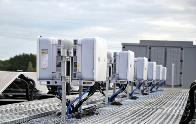 © Foto: Velka Botička Die Plattform von Sunisus greift die Daten an den Wechselrichtern der Anlage ab und vergleicht sie mit den Prognosen des digitalen Zwillings. So fallen Fehler rasch auf.