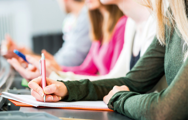 Neben technischem Personal finden auch Projektleiter und Führungskräfte Wasserstoff-Weiterbildungsangebote in Schulungszentren.