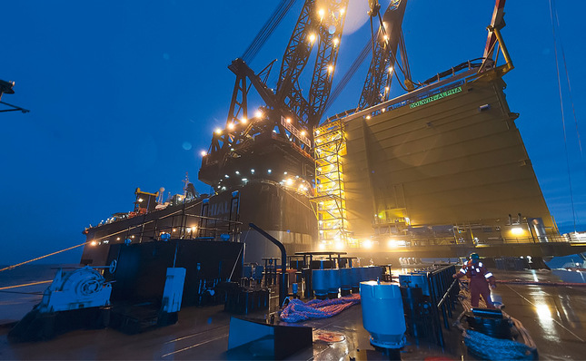 Installation der Tennet-­Umspannplattform Dolwin Alpha in der Nordsee für die Windparks Borkum Riffgrund 1 und Trianel Windpark Borkum 1 und 2: Auch hier ­entstehen viele neue Arbeitsplätze.