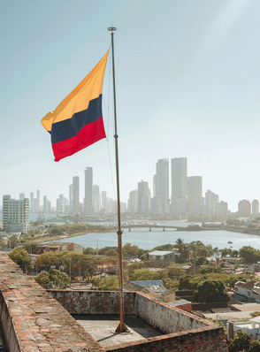 © Foto: Catalina Herrera - pexels.com Kolumbianische Seestadt Cartagena – entlang der nach Nordosten weiterführenden Küste liegen windreiche Offshore-Windpark-Potenzialgebiete des Landes.