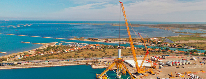 © Foto: Liebherr Bau einer von drei schwimmenden Siemens-Windenergieanlagen SG 8.0-167 mit 8,4 Megawatt des Pilot-Floating-Windparks Provence Grand Large bei Marseille im Dock von Port-Saint-Louis-du-Rhône