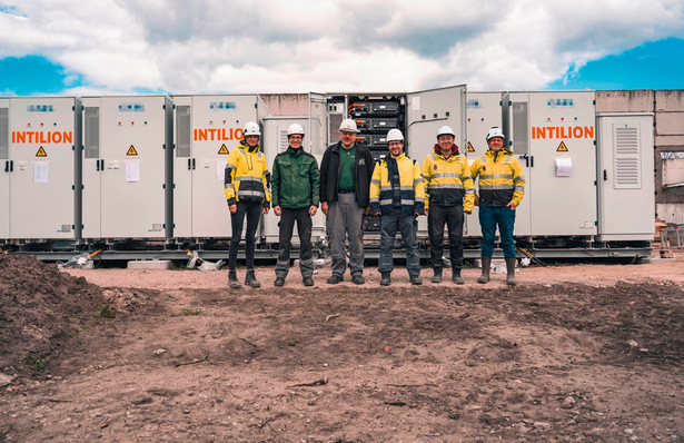 Ein 3,48 Megawatt leistender Intilion-Batteriespeicher im Solarpark