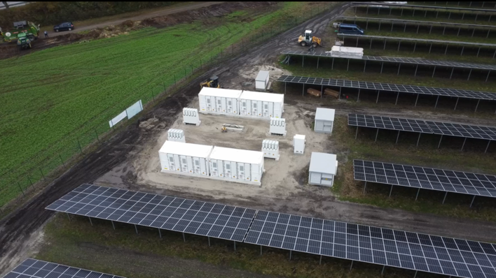 Wie schützt man einen Solarpark mit Batteriespeicher richtig? 