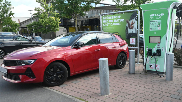 Die Zahl der öffentlich zugänglichen Ladesäulen legt weiter zu.