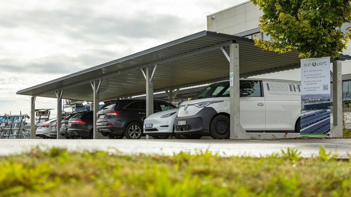 Die Systeme von Sunport kommen ohne Fundament aus. Sie werden mit Trapezblech eingedeckt, auf dem Solarmodule installiert sind.