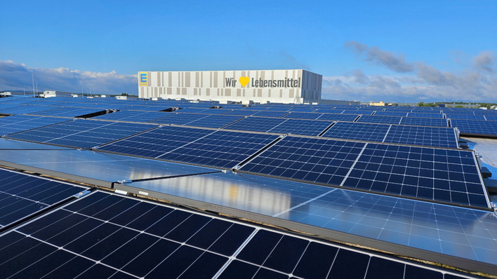 Die Anlage auf dem Dach des Logistikzentrums Gochsheim liefert jedes Jahr 2,3 Gigawattstunden Sonnenstrom.