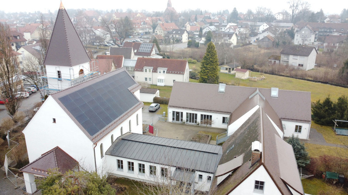 Diese Kirche hat bereits Solar integriert. Die schwarzen Module fügen sich optisch gut ins Kirchendach in Buchloe ein.