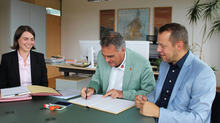 Bürgermeister Thomas Hölsch (li.) und Hanno Brühl von den Stadtwerken Tübingen sowie Franziska Sicker vom Beratungsunternehmen Sterr-Kölln & Partner. 