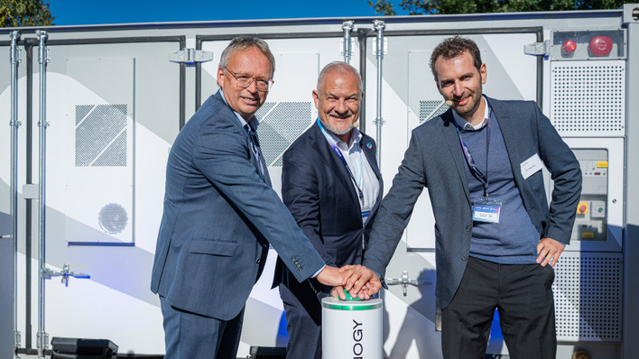 Stefan Thal, Chef bei Solares, Peter E. Braun, CEO & Co-Founder Phenogy und Max Kory, CTO bei Phenogy nehmen den neuen Großspeicher in Betrieb.