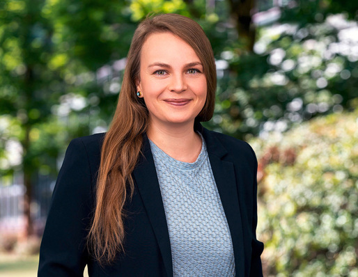 © Foto: Solar-Planit Dr. Kathrin Dengler-Roscher ist seit 2023 bei der Solar-Planit Software GmbH tätig. Seit 2025 gehört sie zur Geschäftsführung. Zuvor war sie in verschiedenen Unternehmen als Product-Ownerin und Data-Scientistin beschäftigt. Ihre akademische Laufbahn führte sie vom Studium der Wirtschaftswissenschaften und Philosophie bis zur Promotion in Verhaltensökonomik. In ihrer Arbeit stellt sie die Perspektive der Nutzerinnen und Nutzer in den Mittelpunkt und fokussiert sich auf den konkreten Mehrwert, den digitale Lösungen im Arbeitsalltag schaffen.