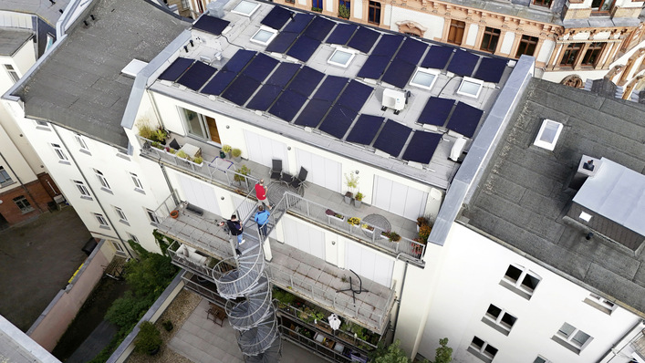 Alternative zum Mieterstrom in Halle: Bei der Gemeinschaftlichen Gebäudeversorgung ist der Betreiber der PV-Anlage weitgehend von bürokratischen und unternehmerischen Pflichten befreit.