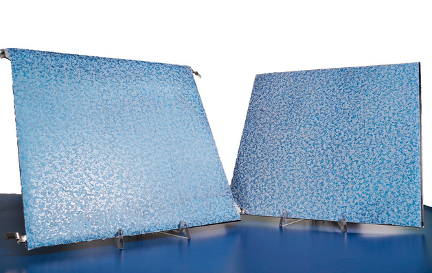 Scheinbar identisch: mit ­einer Dekorfolie kombinierbare ­Fassadenelemente – links ein ­Solarmodul, rechts ein reines Blechfassadenelement ohne Solarfähigkeit.