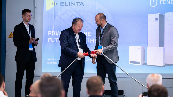 Tomáš Bílek, internationaler Vertriebsleiter von Fenecon (rechts), und Vytautas Jokužis, Geschäftsführer von Elinta, nehmen den Speicher in Betrieb.