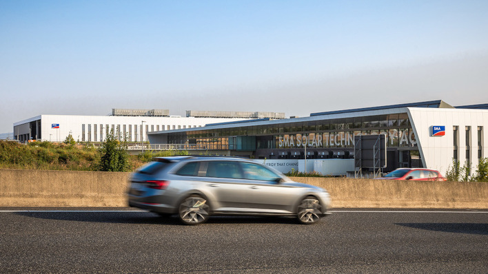 In der neuen Gigafactory von SMA in Niestetal werden unter anderem große Solarsysteme gefertigt. Dieser Geschäftsbereich brummt.