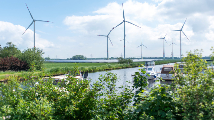 GP Joule hat es in Sande vorgemacht und zwei neue Solarparks mit Windenergieanlagen kombiniert.