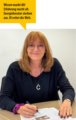 Eine lächelnde Frau mit Brille sitzt an einem Schreibtisch und schreibt, über ihr steht ein deutsches Zitat in einer gelben Sprechblase. - © Bild: GEB-Redaktion