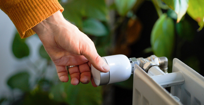 Wer möchte, kann die intelligente Thermostate manuell bedienen. Aber er muss nicht, weil Sensoren erkennen, wann sich jemand im Raum aufhält und dieser geheizt werden muss.