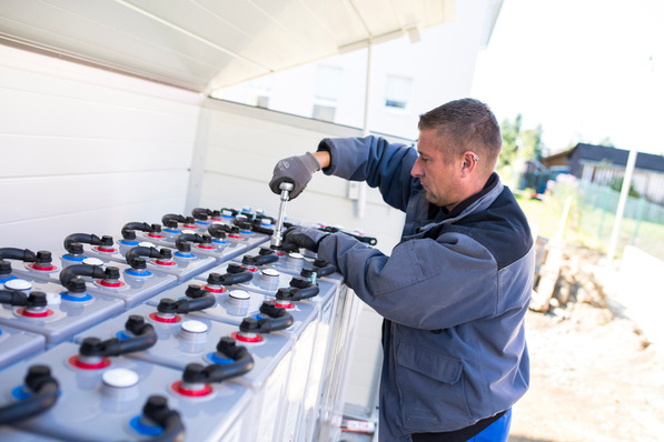 © Bundesverband Solarwirtschaft Dank Batteriespeichern brauche man weniger Reservekraftwerke, müsse Solar- und Windkraftanlagen seltener abregeln und könne Dunkelflauten leichter überbrücken, so der BSW Solar.