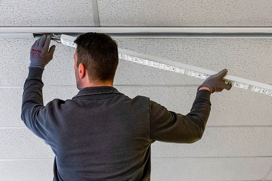 Das Lichtbandsystem Ala ist für Retail­anwendungen und den industriellen Einsatz geeignet.