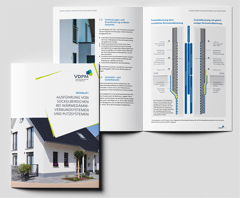 Offene und geschlossene Broschüren mit deutschem Text, Bauplänen und dem Foto eines modernen Hauses auf dem Umschlag. - © Bild: VDPM
