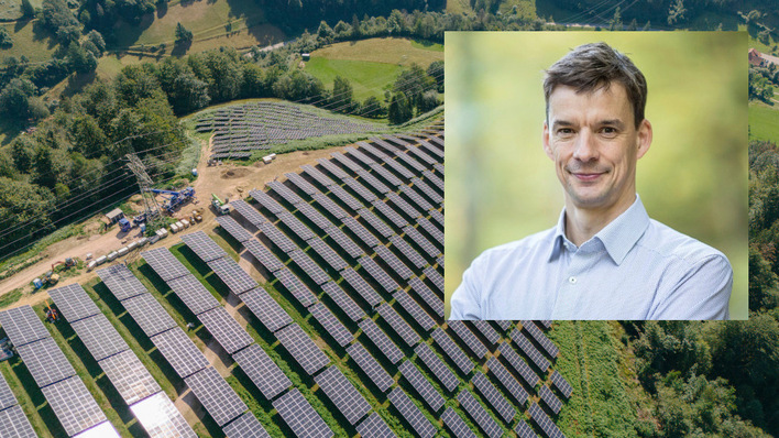 Im Schwarzwald wurden rund 7.200 Solarmodule am steilen Hang installiert.