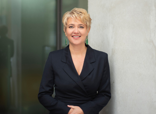 Corinna Enders, Vorsitzende der Dena-Geschäftsführung, betont die Bedeutung einer klimafreundlichen Sanierung des Gebäudebestands: „Sie kann der Bauwirtschaft neuen Schub geben und regionale Wertschöpfung stärken.“