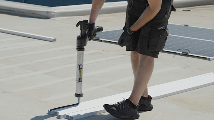 Die Leichtbaumodule werden zunächst an PVC-Rohre geklebt und danach auf die gleiche Weise an der Dachhaut befestigt.