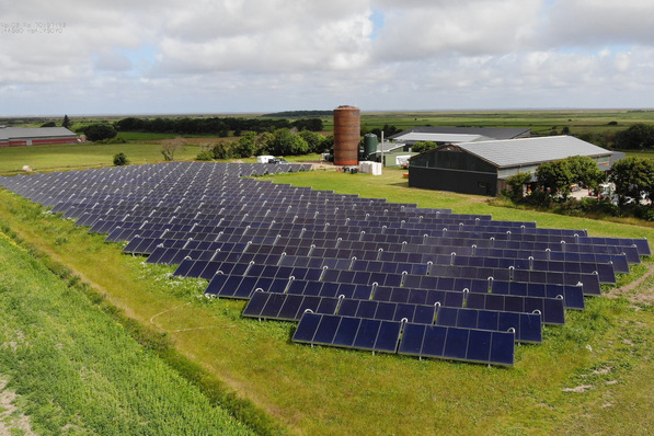 Die Kollektoren der Solarthermieanlage auf der Nordseeinsel Föhr erstrecken sich auf einer Gesamtfläche von 3.076 Quadratmetern.
