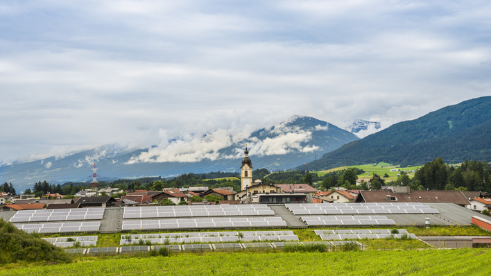 Das Forschungsprojekt „KomFi – Potenziale kommunaler finanzieller Beteiligung beim Ausbau Erneuerbarer Energien“ analysiert, wie Kommunen durch finanzielle Teilhabe den Ausbau von Wind- und Solarenergie voranbringen können.