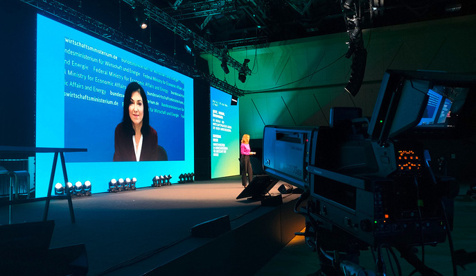 Bundeswirtschaftsministerin Katherina Reiche bei einer Grußbotschaft für den VKU-Stadtwerkekongress 2025 in Mainz