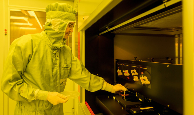 © Foto: Fraunhofer ISE / Dirk Mahler Laserbelichter zur maskenlosen, fotolithografischen Strukturierung von Wafern für höchsteffiziente Silizium- und III-V-Solarzellen