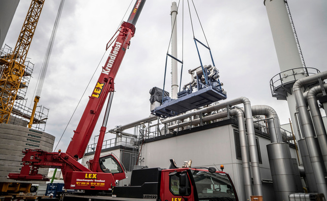 Installation der Großwärmepumpe am Heizkraftwerk Berlin-Neukölln