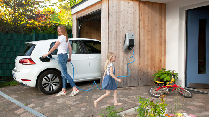 © Lin Lambert Das Laden von Elektroautos ist der größte Hebel, um mit variablen Stromtarifen viel Geld zu sparen.