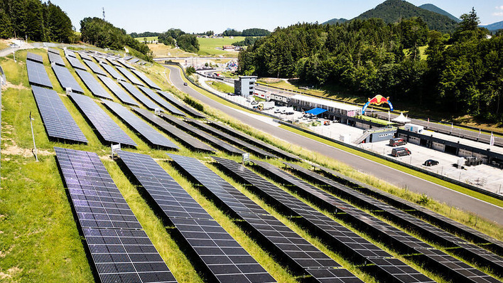 Die neue Solaranlage steht direkt neben der Rennstrecke.