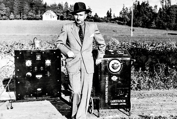 Günter Fronius mit seiner Ladestation Express für Autobatterien.