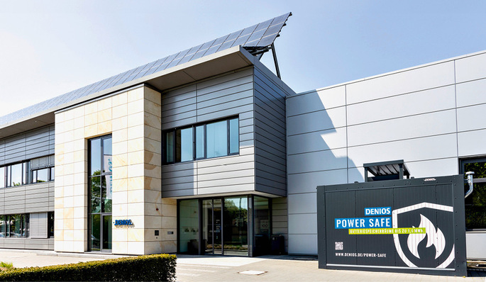 Power Safe ist ein begehbarer Technikcontainer mit integriertem Batteriespeicher und Zulassung für hohen Brandschutz.