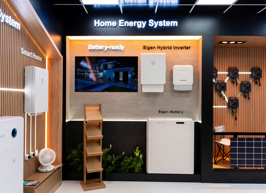 Blick auf den Messestand der Herstellers auf der Intersolar 2025.