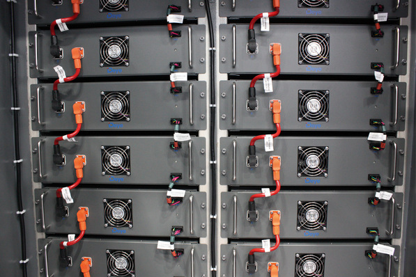 Farblich codierte Verbindung der Pole von Batteriemodulen im Speicherschrank.