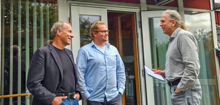 Kai Lippert (links) und Jan Paul Dahm (Mitte) in Handewitt beim Gespräch mit  photovoltaik -Chefredakteur Heiko Schwarzburger.