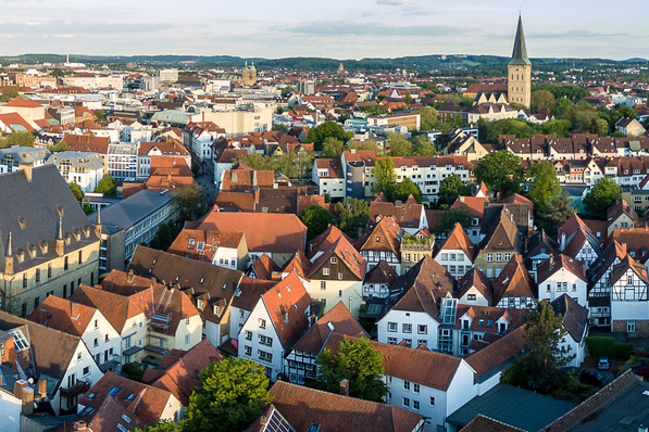 Das Wärmeplanungsgesetz verpflichtet die Bundesländer, die Erstellung kommunaler Wärmepläne sicherzustellen: Städte mit mehr als 100.000 Einwohnern müssen bis zum 30. Juni 2026 liefern, alle übrigen Kommunen bis 30. Juni 2028.