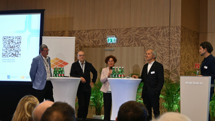 Zum Auftakt der Herbstkonferenz diskutieren Hubert Fechner von der TPPV, Bernd Vogel vom Klima- und Energiefonds, Elisabeth Zehnter vom Bundeswirtschaftsministerium und der PV-Austria-Vorsitzende Herbert Paierl (v.l.n.r.) die notwendigen Regelungen für Solaranlagen und Speicher.