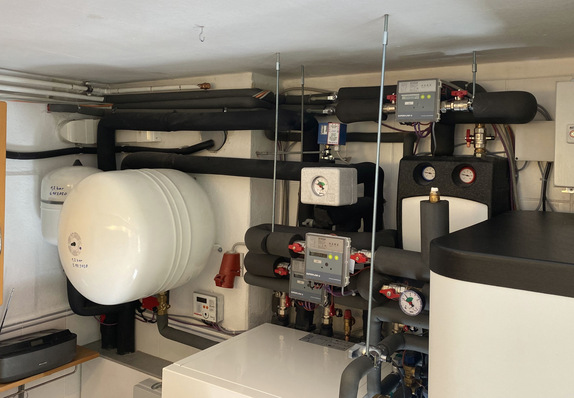 Wärmepumpenanlage und Speicher mit Wärmemengenzählern in der Hydraulik